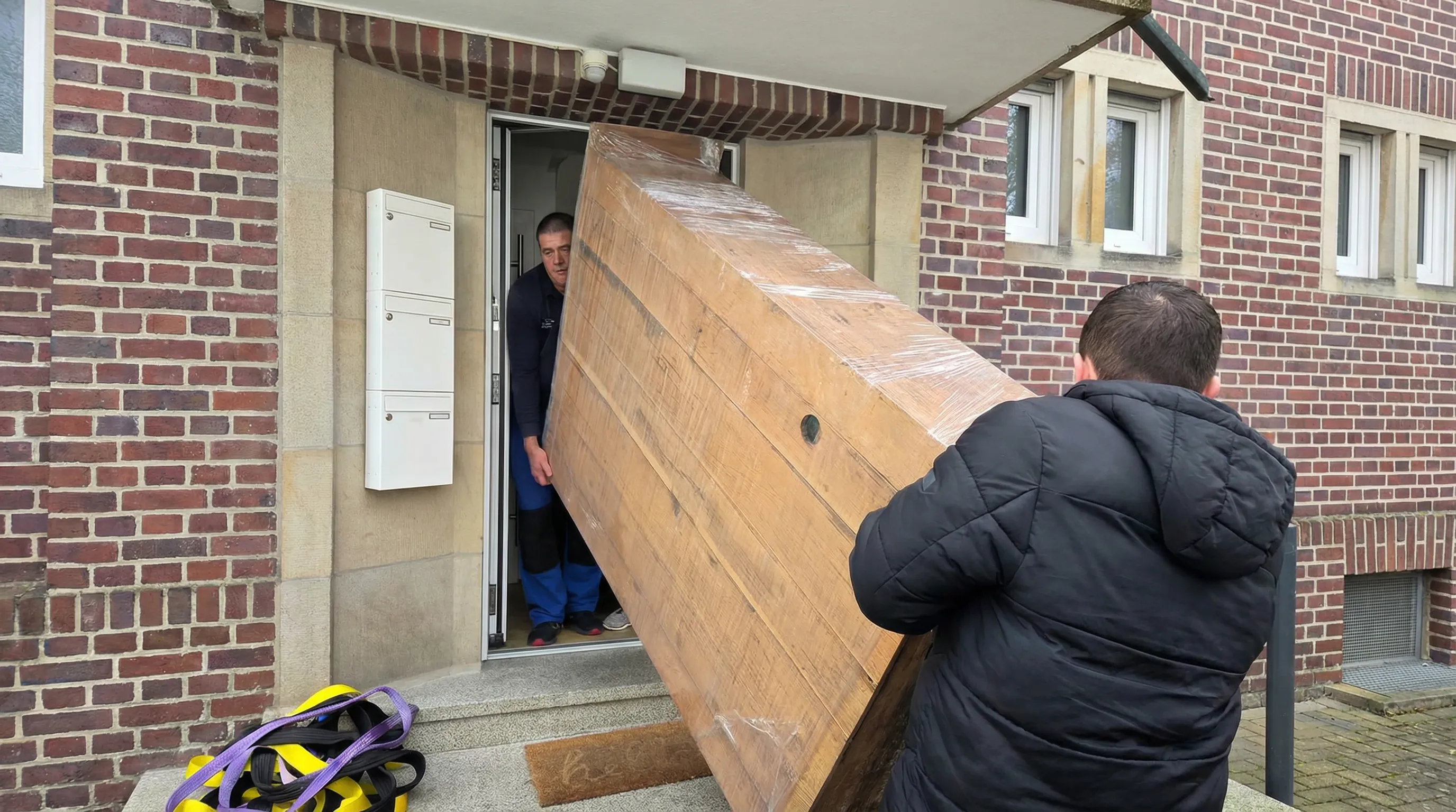 Umzugsteam vor einem Haus in Münster